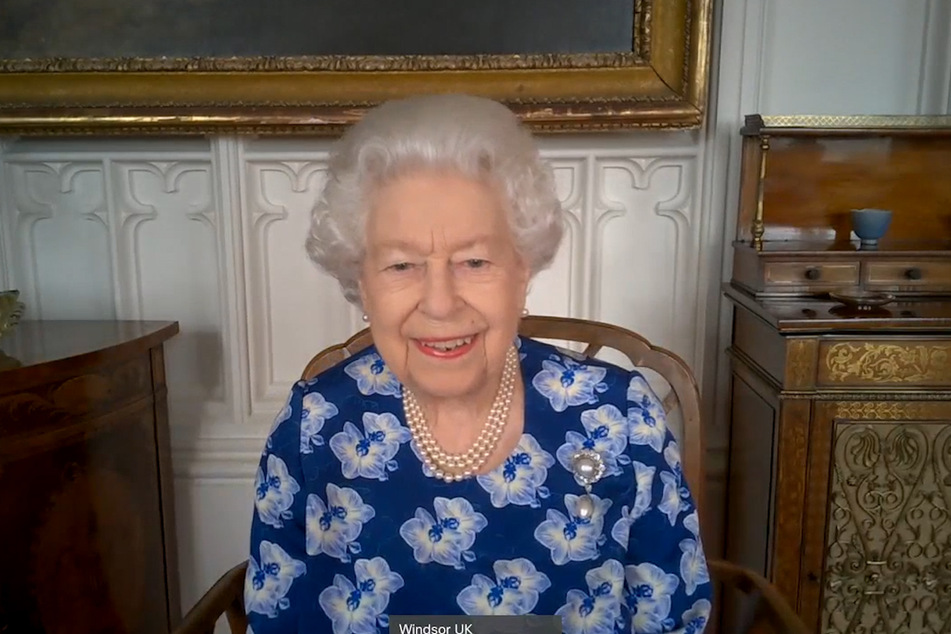 Die Queen ist hoch erfreut über die Neuigkeiten.