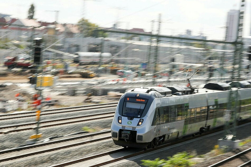 Ein 42-jähriger halbnackter Fitnessfreund wurde aus einer S-Bahn geholt. (Symbolbild)