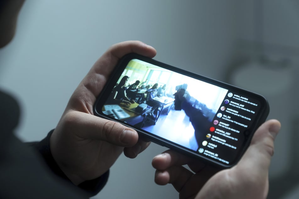Jeremy überträgt seine Tat mithilfe einer Go-Pro-Kamera live auf einer Gaming-Plattform.