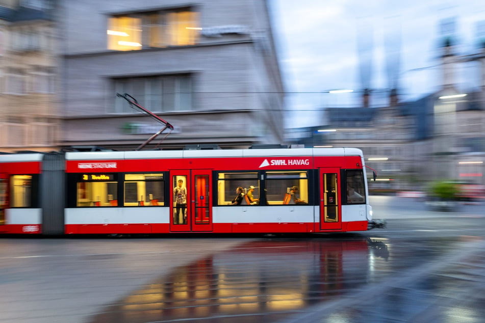 In einer Hallenser Straßenbahn kam es zu einer gewalttätigen Auseinandersetzung. (Symbolbild)