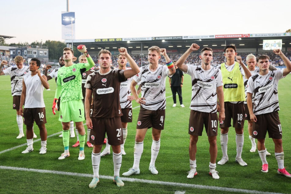Nach dem aus der Hand gegebenen Sieg ließen sich die FCSP-Profis von den mitgereisten Fans aufmuntern.