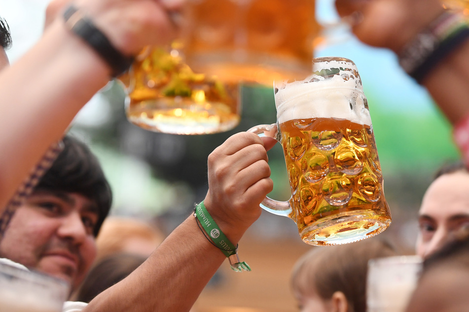 Diese Szenen vermissen viele Deutsche aus München. Doch in Los Angeles in den USA wird nun wieder zünftig angestoßen.