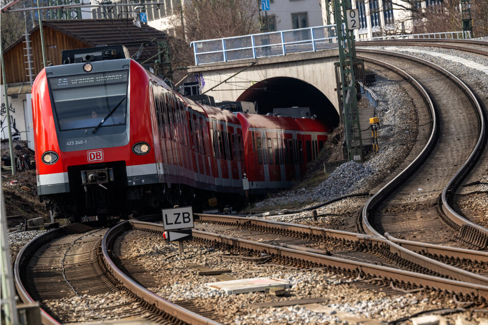 Viele Fahrgäste, die am Wochenende per S-Bahn in die Münchner Innenstadt wollen, müssen auf andere Verkehrsmittel ausweichen.