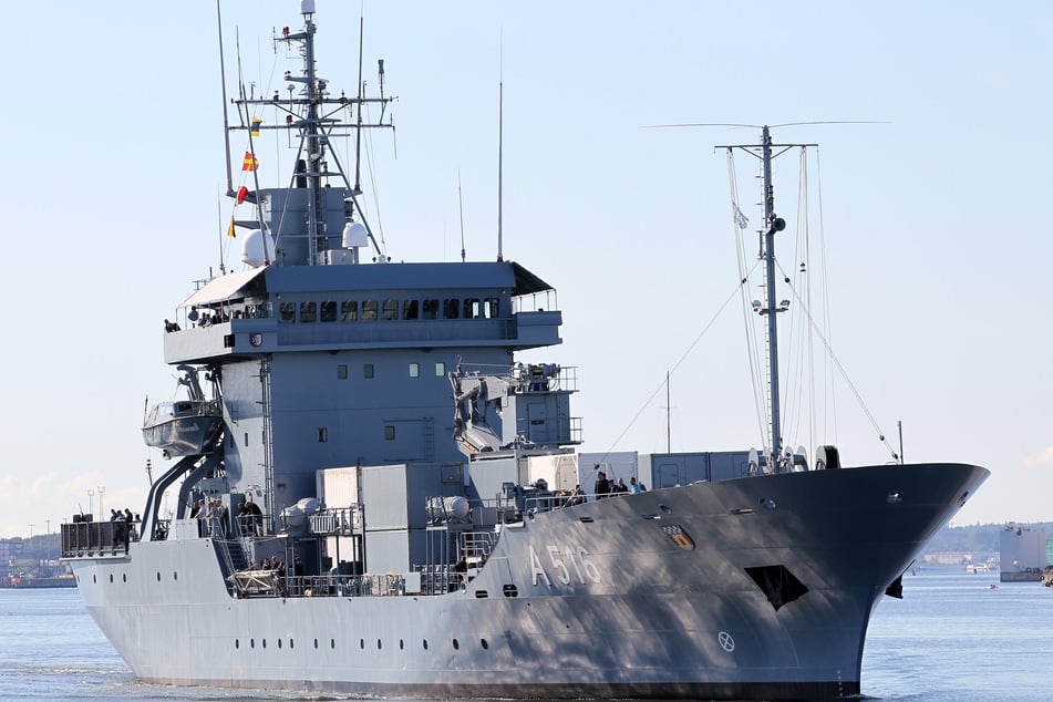 Das Versorgungsschiff "Donau" verlässt den Marinestützpunkt Rostock-Warnemünde.