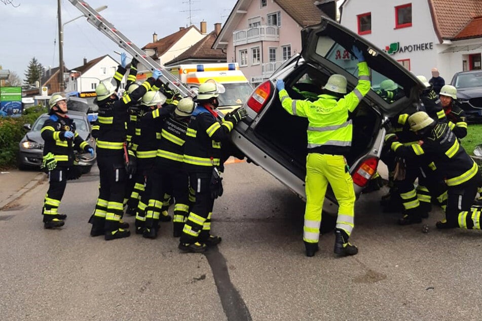 Mit einem Leiterhebel und der vereinten Kraft der Feuerwehrleute wurde der Opel zurück auf seine Reifen bugsiert.
