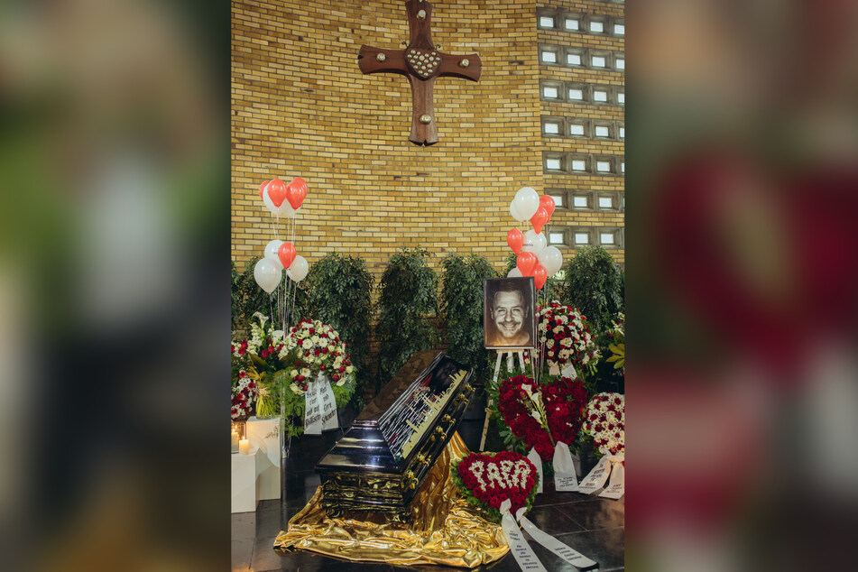 Rot-weiß war das Motto der Zeremonie. Luftballons und zahlreiche Blüten schmückten die Kirche.