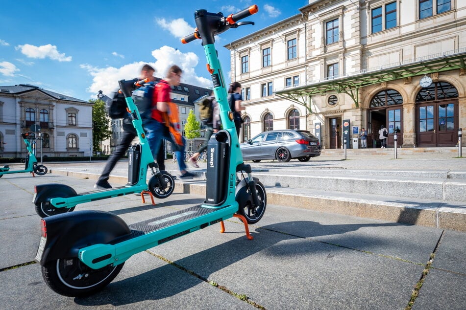 Zwei E-Scooter stehen vor dem Chemnitzer Hauptbahnhof.
