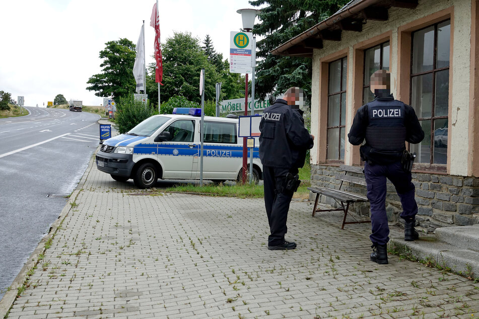 An der B174 in Hohndorf (Erzgebirge) stellte die Polizei am Montag die mutmaßlichen Migranten.