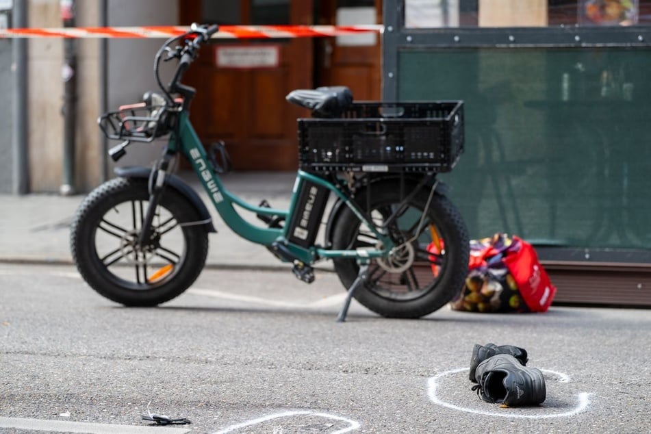 Der Radfahrer wurde nach dem Zusammenstoß ins Krankenhaus gebracht.