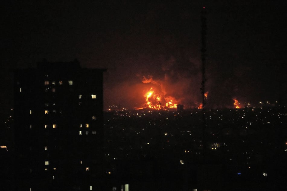 Ein riesiger Feuerball war in der Nacht zum Sonntag in Teheran zu sehen.