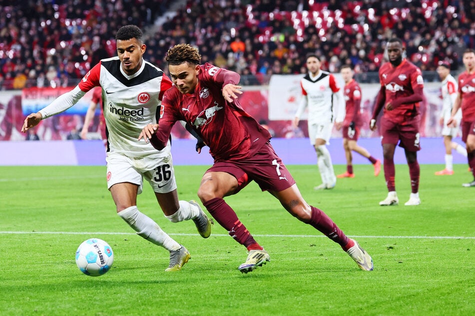 Ansgar Knauff (23, l.) und Antonio Nusa (20) im Kampf um den Ball - das Duell könnte es am Samstag wieder geben.