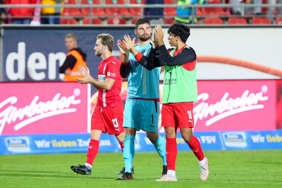 Mike Könnecke (33, v.l.), Torhüter Johannes Brinkies (28) und Johan Gomez (20) bedanken sich nach dem 1:1 gegen Viktoria Berlin bei den Zwickauer Fans. Könnecke war erst in der 88. Minute eingewechselt worden.