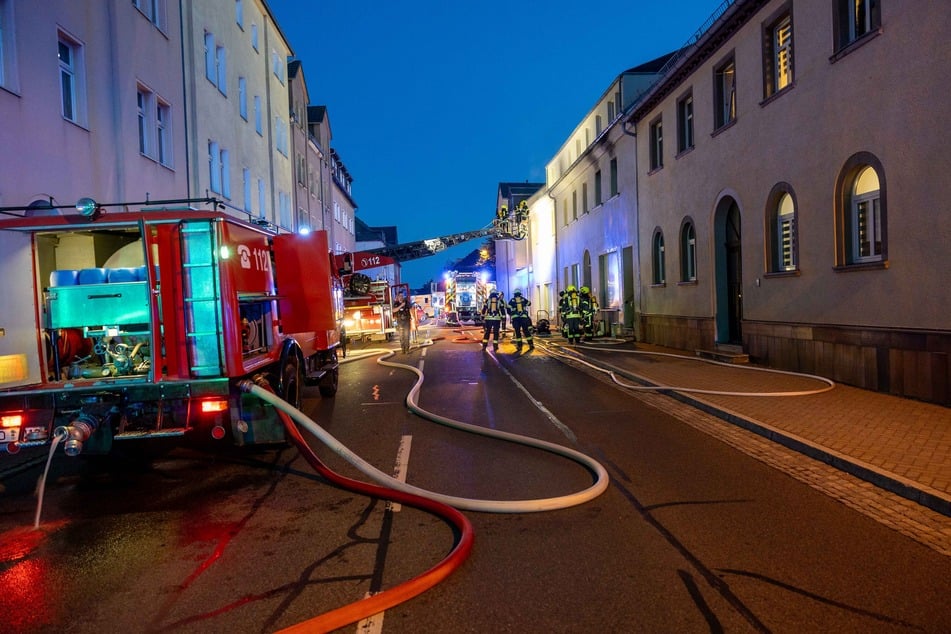 Zahlreiche Feuerwehrkräfte rückten am Donnerstagabend in die Hauptstraße in Brand-Erbisdorf aus. Dort brach ein Feuer in einem Wohnhaus aus.