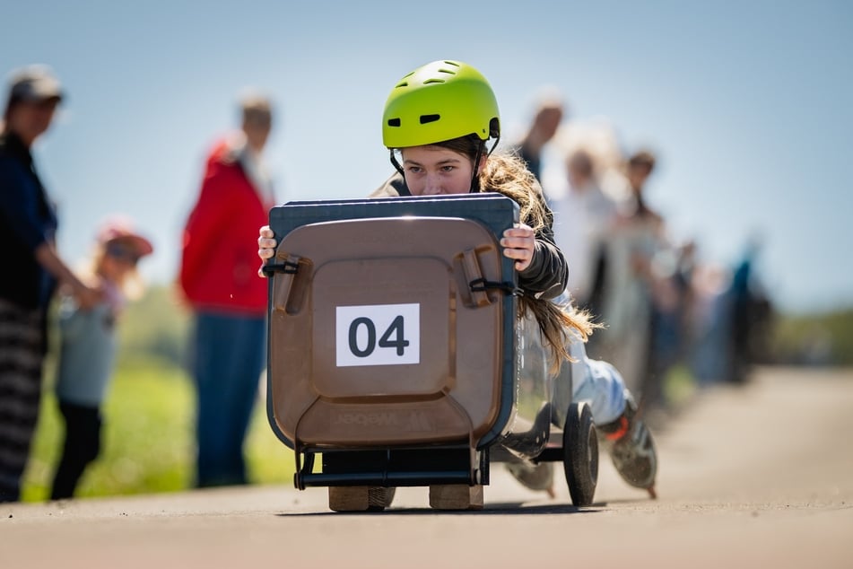 Mit Helm und Inlineskates wurde in Kaltenwestheim auf Mülltonnen ein Hang hinabgerast.