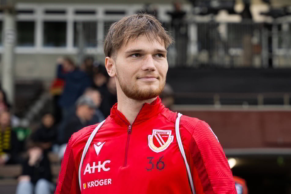 Mittelfeldmann Janis Juckel (20) mit Trainingsjacke. Dem Energie-Eigengewächs blieb oft nur der Bankplatz.
