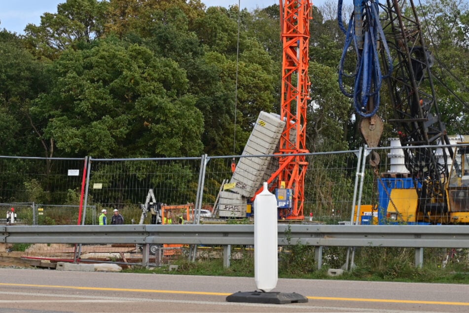 Vollsperrung! Baukran an der A57 bei Düsseldorf droht umzustürzen