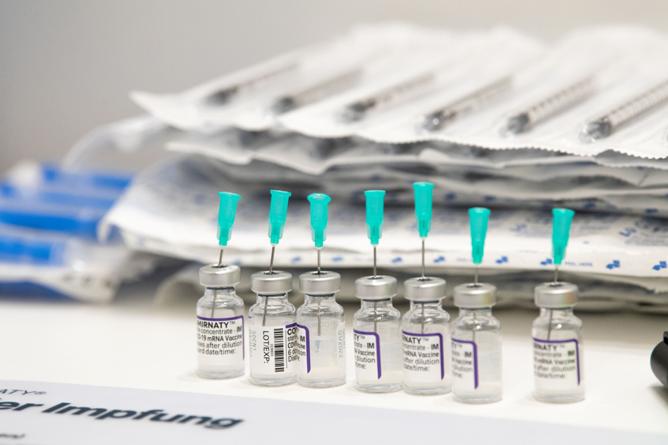 Mehrere Impfampullen zur Impfung gegen das Coronavirus stehen bereit.