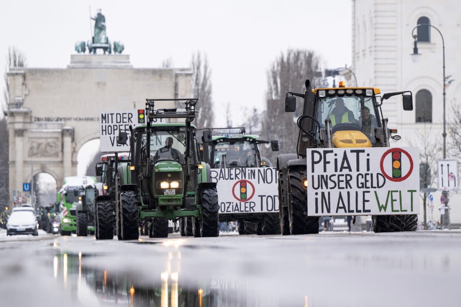 Traktoren fahren im Rahmen der Bauernproteste in die Münchner Innenstadt.