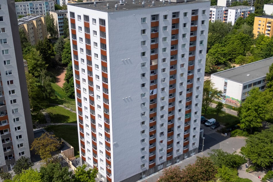 Ein Hochhaus am Amalie-Dietrich-Platz: Mieten wird in Dresden Jahr für Jahr teurer.
