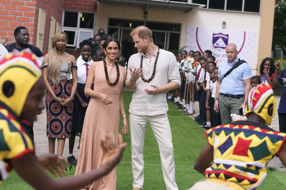 Prinz Harry (39) und Meghan (42) bei einer Zeremonie während ihrer Reise nach Nigeria.