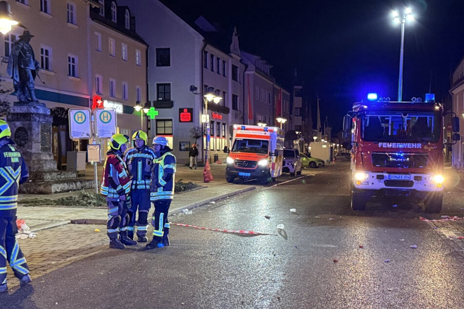 Feuerwehr und Rettungsdienst standen nach dem Faschingsumzug in Rain bereit.