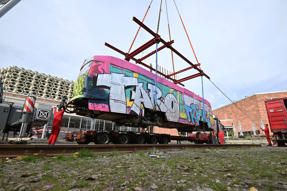 Die bunte Tatra-Bahn wurde am Montag aus dem Stadthallenpark entfernt.