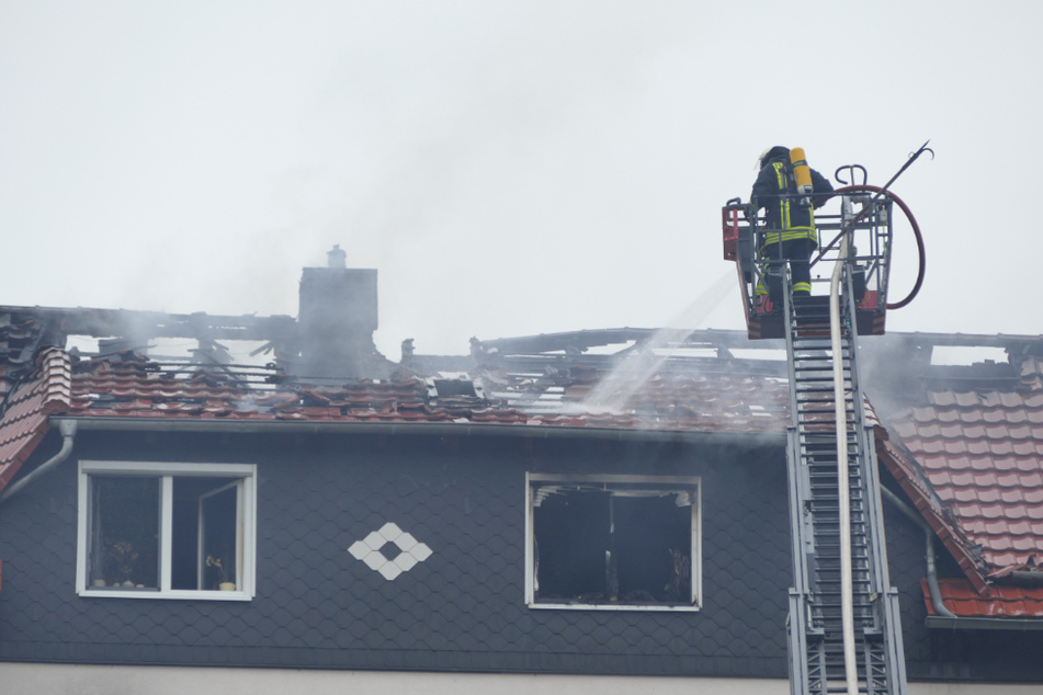 Einsatzkräfte der Feuerwehr versuchen das Feuer zu löschen.