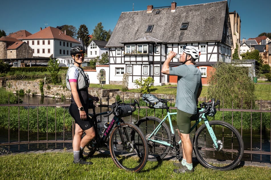 In der Oberlausitz kommen Radfahrer an den in der Region typischen Umgebindehäusern vorbei - wie hier in Schirgiswalde.