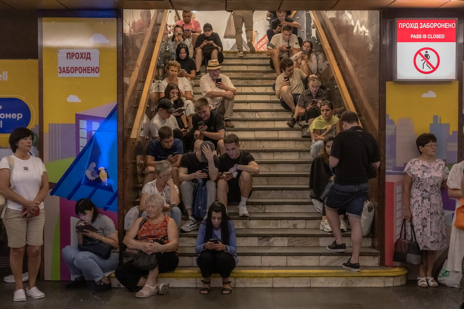 Zahlreiche Menschen suchten während des russischen Luftangriffs auf Kiew Schutz in der Metrostation Teatralna.