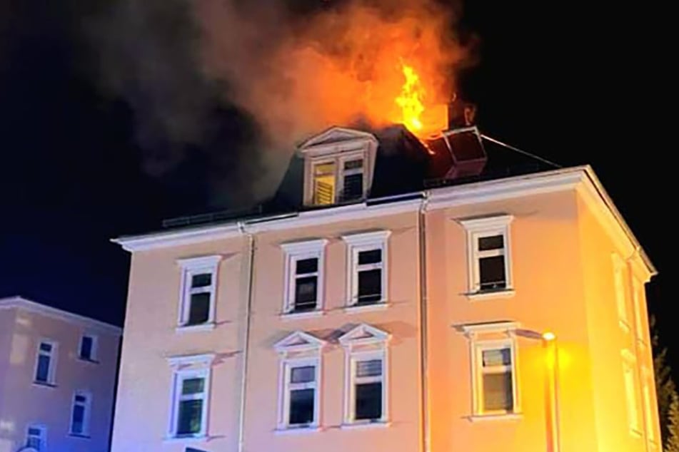 Mitten in der Nacht brach im Dachstuhl eines Mehrfamilienhauses in Limbach-Oberfrohna ein Feuer aus.