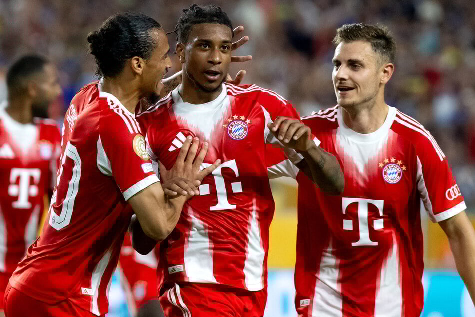 Michael Olise (M.) hat den FC Bayern zum Sieg geschossen.