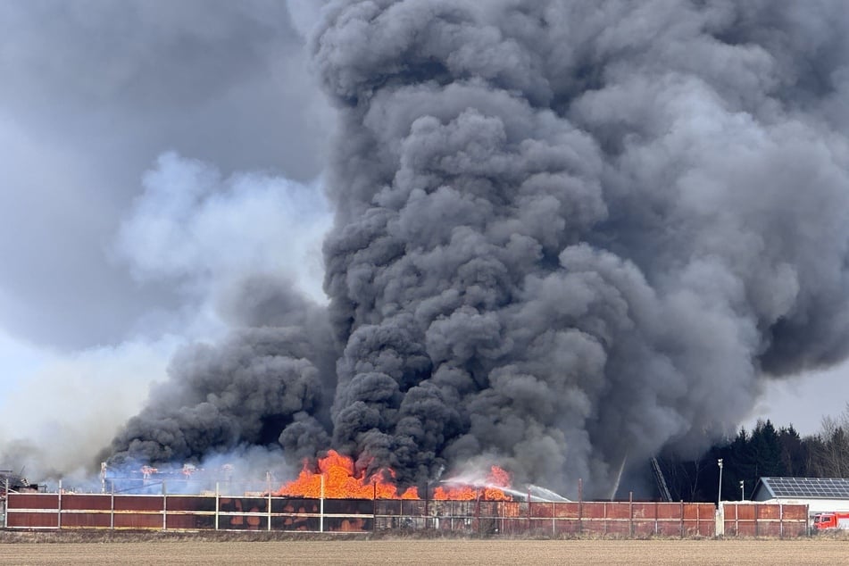Meterhohe Rauchwolken bildeten sich durch das Feuer.