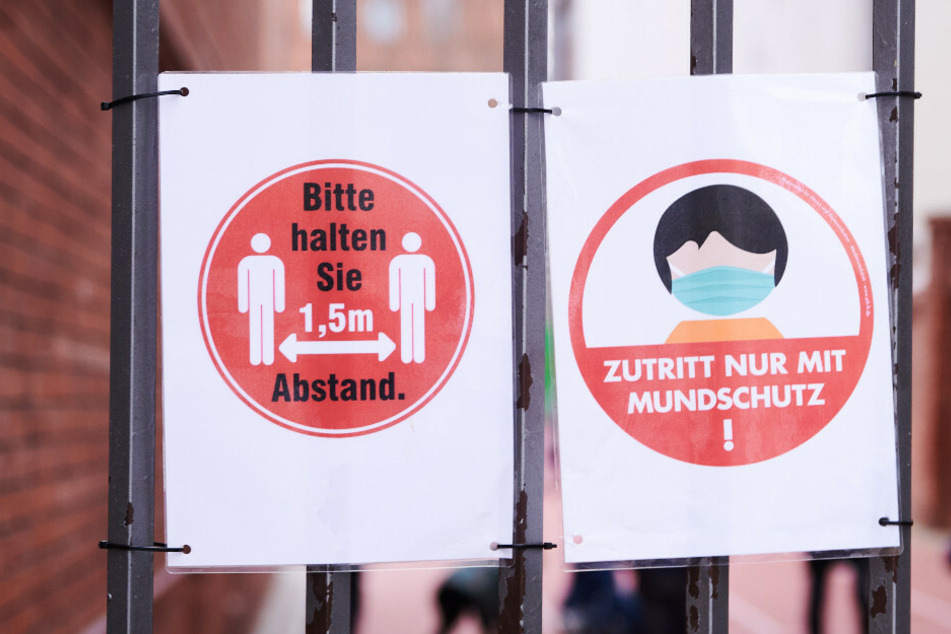 "Zutritt nur mit Mundschutz!“ steht am Eingang zu einer Grundschule im Stadtteil Prenzlauer Berg.
