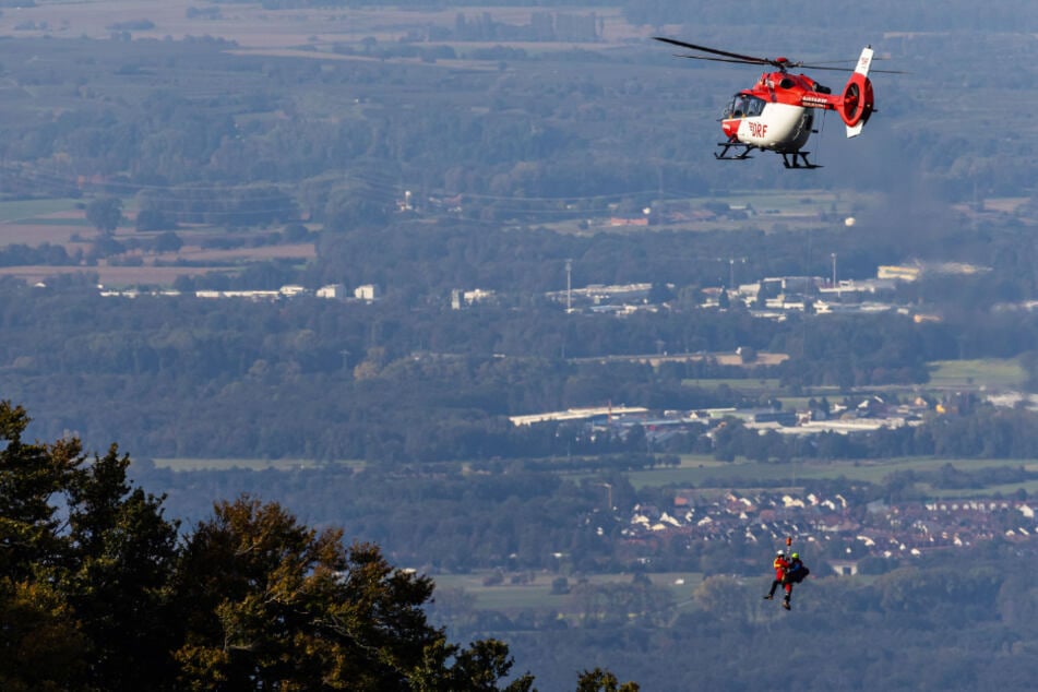Der Mann konnte nach seinem 120-Meter-Sturz selbst die Rettungskräfte informieren und wurde mit einem Hubschrauber geborgen. (Symbolbild)