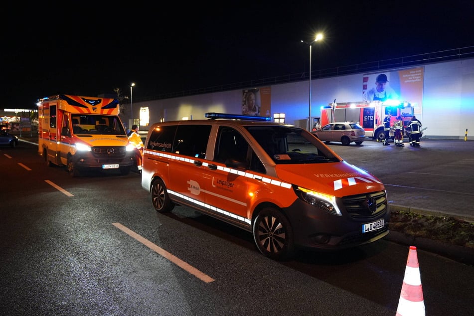 Im Einsatz waren Feuerwehr, Rettungsdienst, Polizei und die LVB-Verkehrsaufsicht.