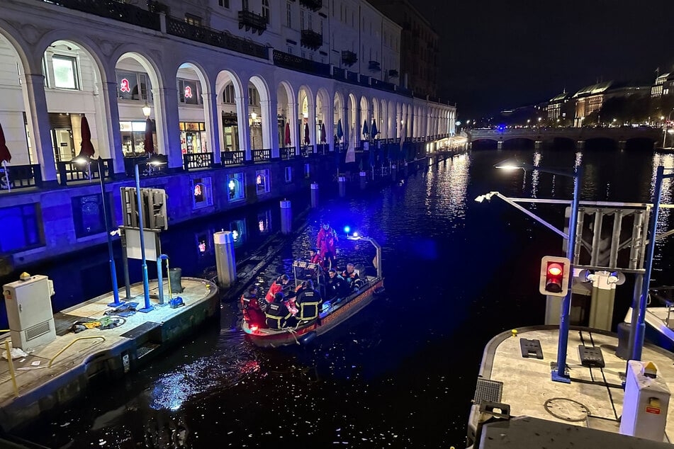 Die Feuerwehr begab sich mit einem Kleinboot auf die Alster, um den Mann zu retten.