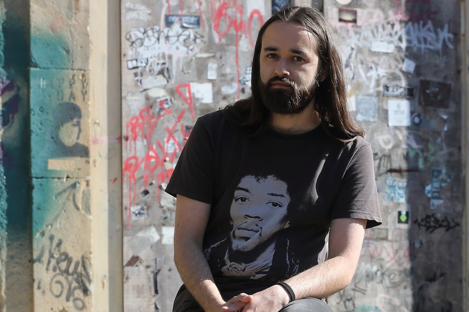 Lucca Miró Heymel-Münzner (24) fürchtet um die Zukunft des Band- und Werkstatthauses. Denn wo sollen Dresdner Musiker proben, wenn nicht hier?