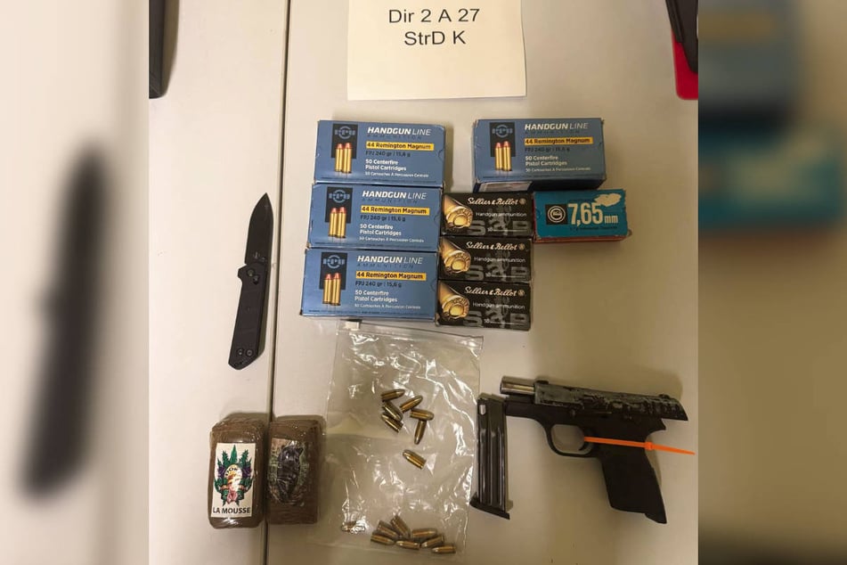 Drogen, ein Messer, mehr als 400 Schuss und eine scharfe Waffe sind von den Beamten konfisziert worden.