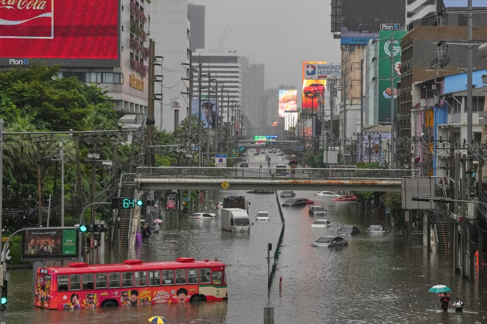Nach starken Regenfällen sind die Straßen in Bangkok komplett überflutet.