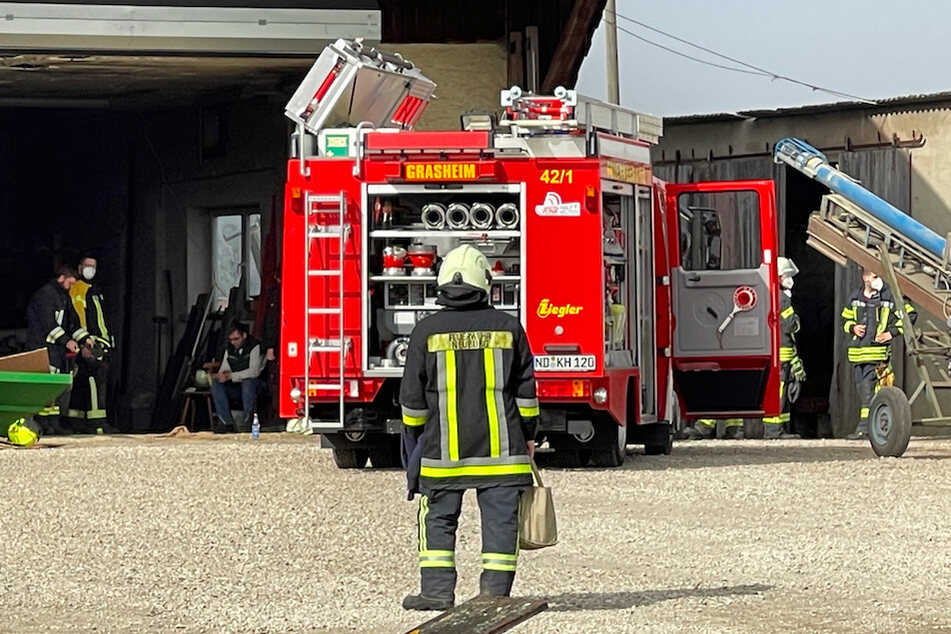 Einsatzkräfte der Feuerwehr stehen am Unglücksort in Oberbayern.
