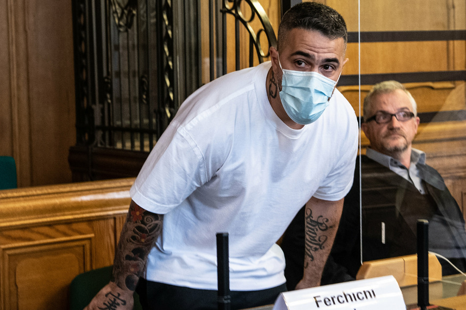 Anis Mohamed Youssef Ferchichi (42), bekannt als Rapper Bushido, setzt sich zu Beginn eines Prozesses gegen den Chef einer bekannten arabischstämmigen Großfamilie in einem Gerichtssaal des Landgerichts auf seinen Platz.