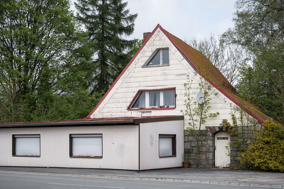 Dieses Haus in dem kleinen Dorf im Landkreis Hof hat sich zu einem Treffpunkt der rechtsextremen Szene entwickelt.