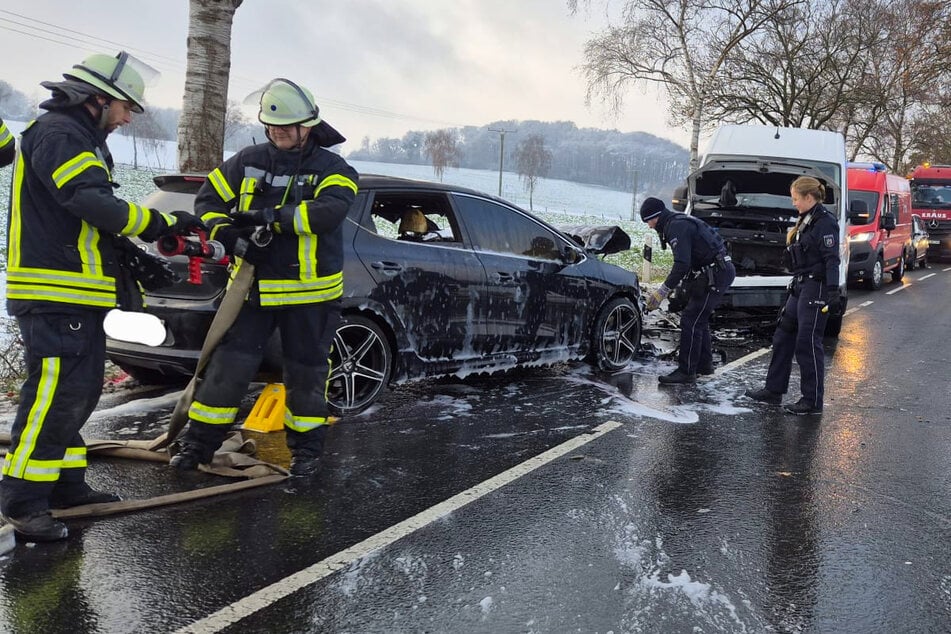 Sieben Verletzte bei schwerem Unfall: Auto kracht in Großraumtaxi und fängt Feuer