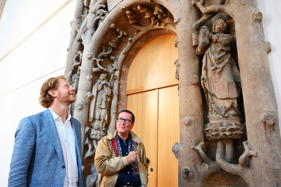 Michael Stötzer und der Leiter des Schlossbergmuseums, Uwe Fiedler (61), vor der Figur der Frau des Klostergründers, Kichenza.
