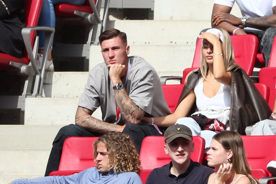 Benjamin Sesko (22), der wohl kurz vor einem Wechsel steht, schaute sich das Spiel von der Tribüne aus an.