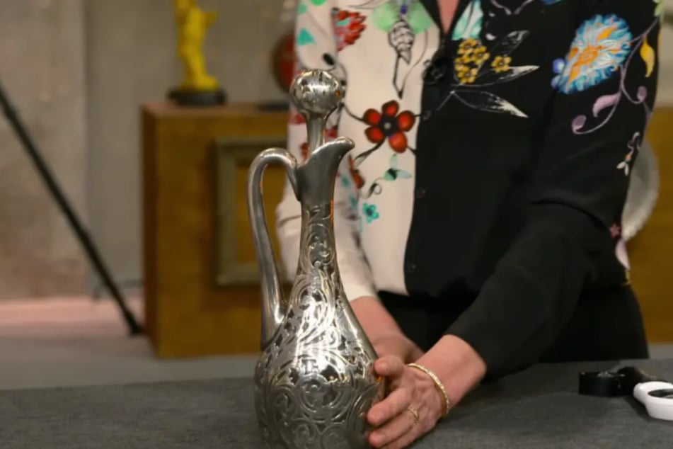 Die feilgebotene Silberkanne stammt ursprünglich aus den USA und wurde dort um 1900 von der Firma Alvin gefertigt.