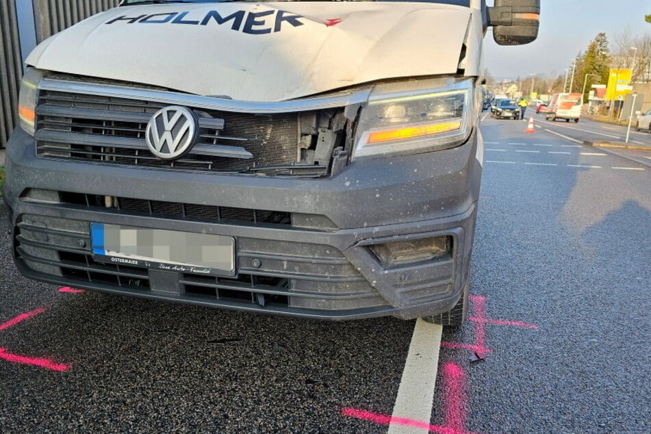 Mit welcher Geschwindigkeit der VW-Transporter unterwegs war, ist derzeit noch ungewiss.