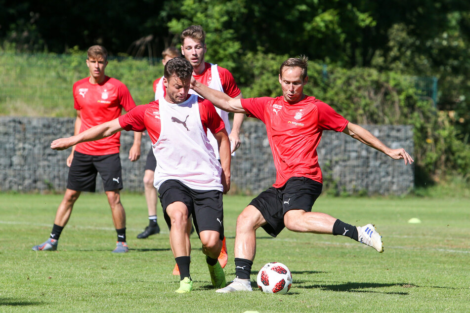 Noch wird beim FSV Zwickau ganz normal trainiert. Hier versucht Janik Mäder (l.), René Lange am Schuss zu hindern.