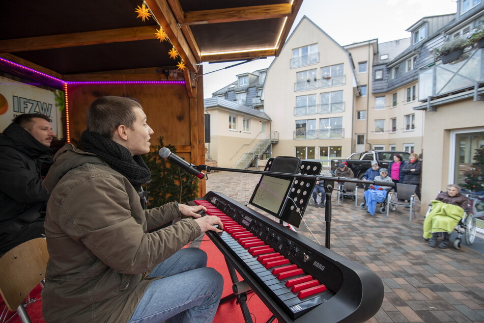 Sänger Kai Dannowski (25) trat 2020 mit dem Weihnachtsexpress von Krauß Event im Werdauer Seniorenheim "Haus am Brühl" auf.