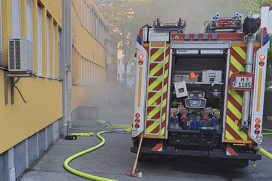 München: Münchner Feuerwehr im Einsatz: Brand in Teeküche eines Betriebes